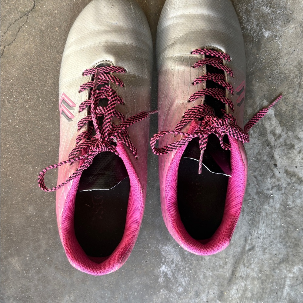 Girl soccer cleats  Pink and Gray Athletic Shoes size 5(Big girl)
